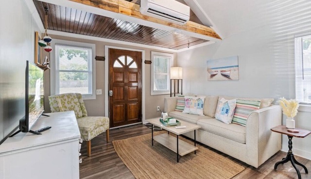 Romantic Nautical Hideaway! in Irondequoit