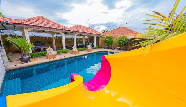 Romantic pool villa just 5 mins from the beach in Bangsaray