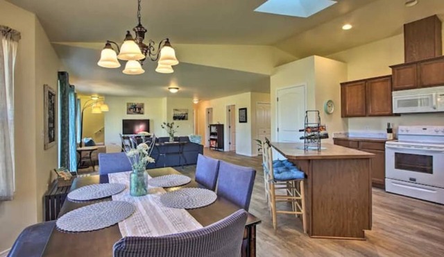 Rustic‑Chic 4 BR Farmhouse 22 Acres Near Wineries, Eugene & Crater Lake in Cottage Grove
