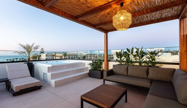 Seaside Apartment with Private Roof Garden & Jacuzzi - 100m from the Beach