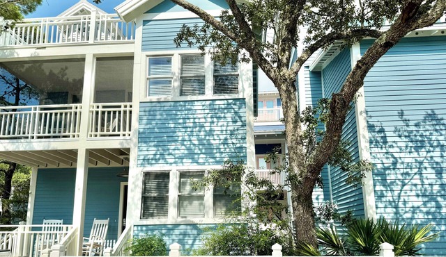 Seaside Classic - Three Porches, Outdoor Living, Scenic Views + 2 Bikes! in Santa Rosa Beach