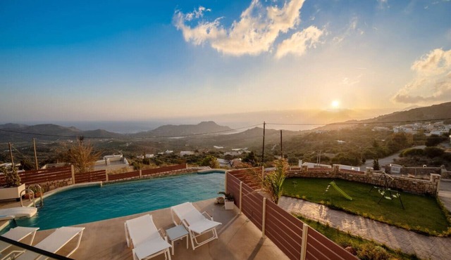 Seaview Villa w/Heated Pool, Hot Tub, Sauna & BBQ!