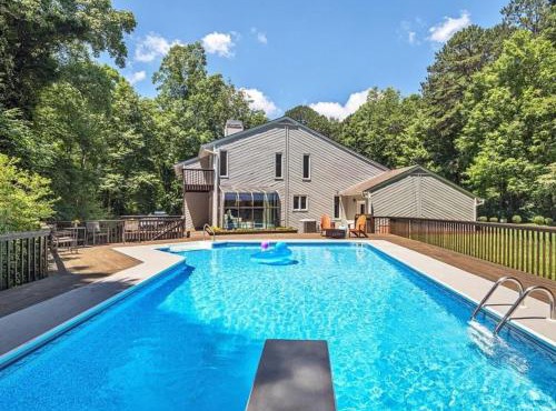 Secluded Oasis in Asheville! Game Room, Movie Theater, and Hot Tub * 20 min to Biltmore! in Fairview