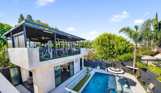 Secluded Stylish Residence In The Valley in Los Angeles