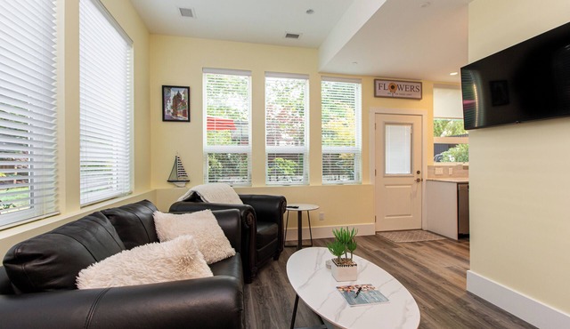 Sidney Solace – 1BR Suite Minutes from Waterfront in Sidney