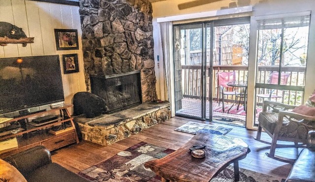 Ski, Soak & Relax, 2 BR/1.5 BA Townhouse with Spa, at the base of Snow Summit in Big Bear Lake