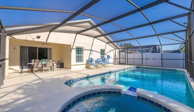 South facing Villa, Pool, spa and Games room! in Clermont