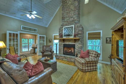 Southern Living Cottage Cozy up by the fire relax on the porch and enjoy peaceful surroundings in Blue Ridge