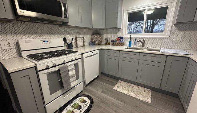 Spacious 3BD 2BA 5 MIN TO NIU Pets Welcome Fast WIFI in DeKalb
