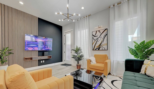 Spacious 3BR Home Near Med Center, NRG, Downtown & Free Parking in Houston