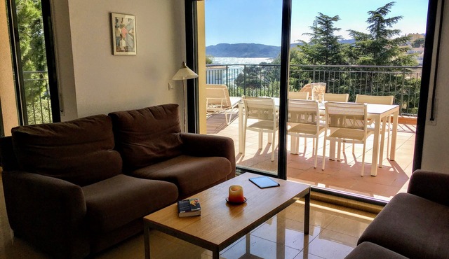 Spacious, bright, terrace and sea view garden, near beaches and harbor, air conditioning/wf in Llançà