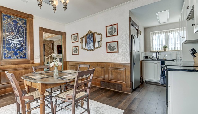 Spacious Carriage House | Private Entrance | Historic & Stylish in Springfield