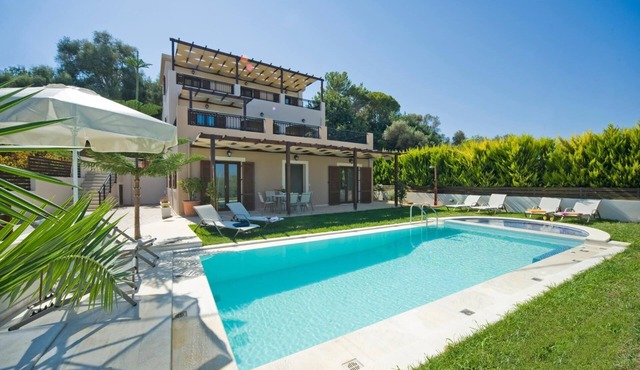 Spacious Family Villa - A/C, Private Pool, Games Room, Sea Views, Close to Beaches & Attractions!