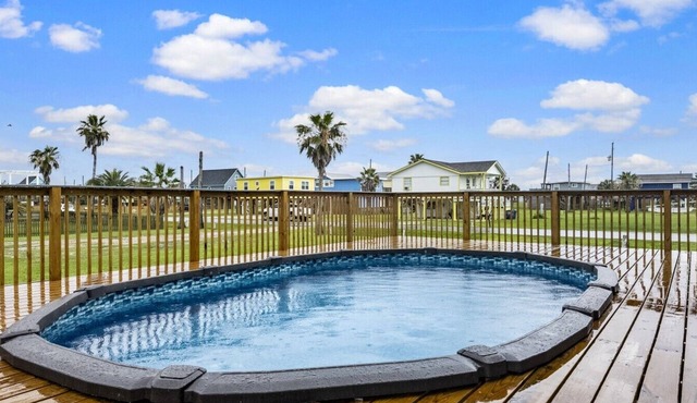 Spacious Home with Deck, Steps to the Beach in Surfside