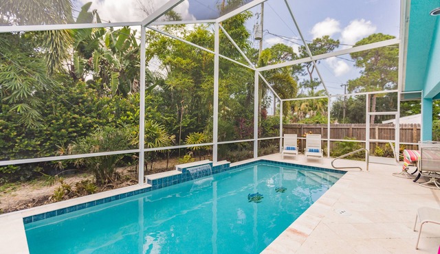 Spacious & Luxurious. Walk to beach.New Heated Pool in Naples