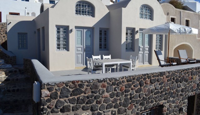 Spatious 2 Bedroom Villa On the Caldera in Imerovigli