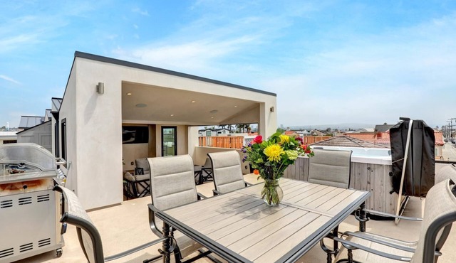 Steps 2 Beach and Bay, Roof Top Jacuzzi, Elevator, EV charger, Garage, Brand New in Newport Beach