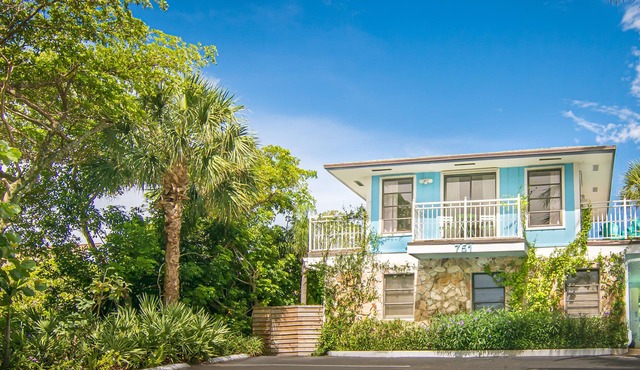 Steps to Beach. Hidden Gem. Boutique Bungalow Chic. in Juno Beach