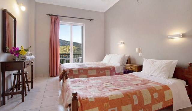Studio "Dolphin Studio 5" with Private Balcony, Shared Garden & Wi-Fi