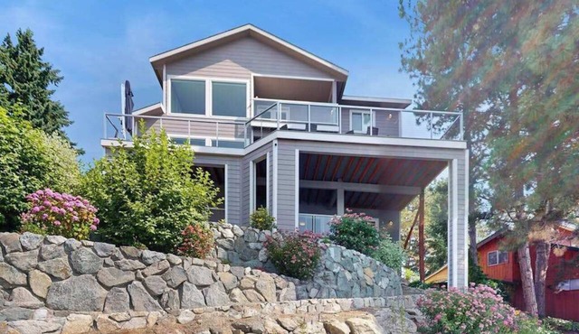 Stunning 4BR Lakefront - Dock - Balcony in Manson