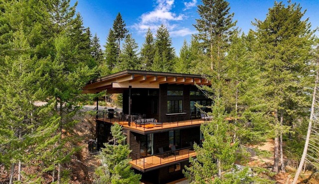 Stunning Designer Rental with Breathtaking Views for a Memorable Escape in Nature by Lake Pend Orielle in Idaho in Sagle
