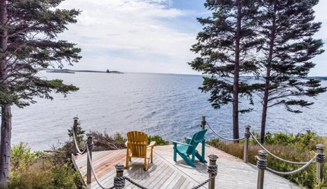 Stunning Ocean Front cottage, minutes from the beach in bayswater