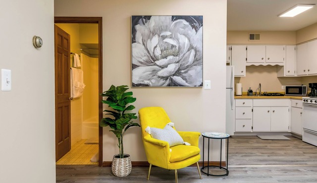 Stunning & Stylish Downtown Studio - Highland Park in Highland Park