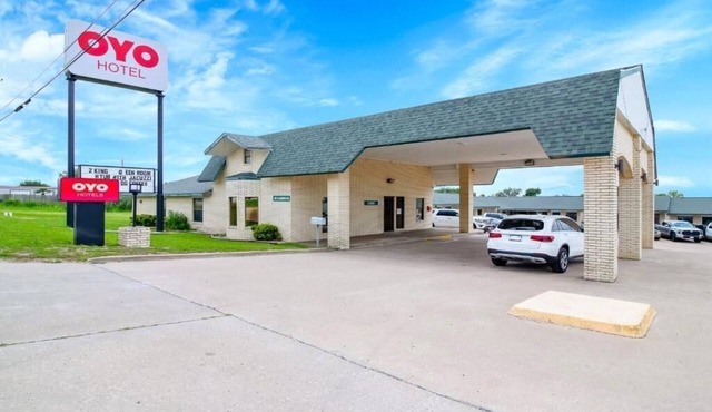 Stylish Unit Near Sowells BBQ – Free Parking, Pet Friendly & Pool Access in Three Rivers