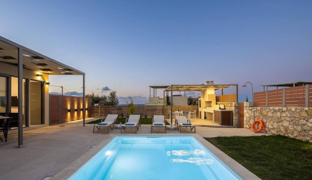 Stylish Villa w/Heated Pool & BBQ, near Rethymno