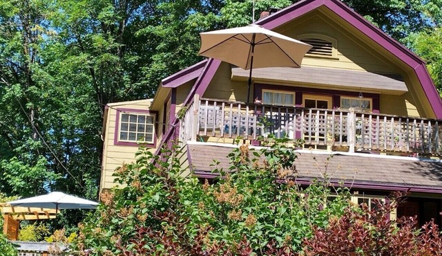 Sunny 1400 SQFT Dutch Colonial in Portland Heights - 5 min to downtown, NW 23rd in Portland