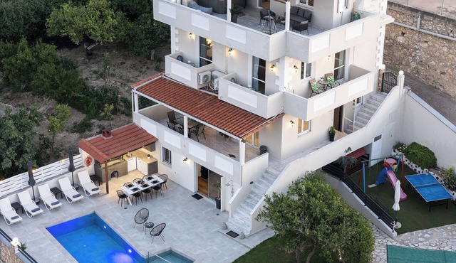 Superb Villa with Private Pool, Jacuzzi, Gym & Sauna - 10m drive from Beach