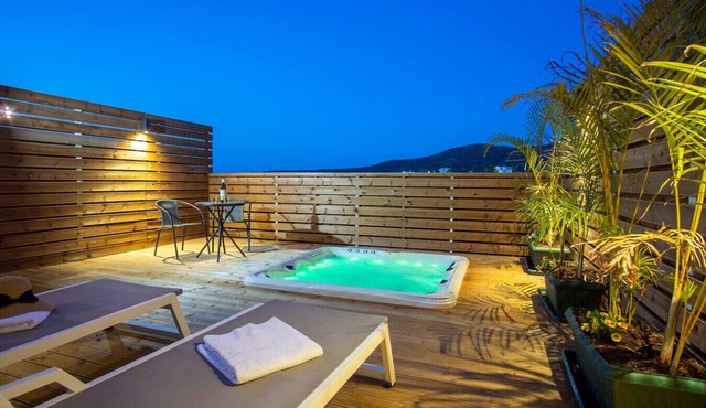 Sweet Sissi 2BR Residence with Jacuzzi Sleeps 6
