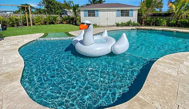 Tequesta Beach House, Heated Private Pool, Close to Beach, Sleeps 8 in Jupiter