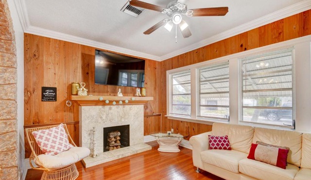 Thai Villa Downtown Historic Home - 1mi to Beach in Lake Worth