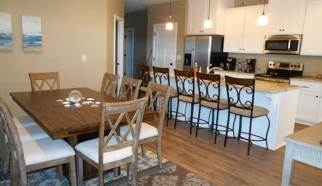 The Bayside V - Awesome 5 BR Bridges Bay Cabin backing to Community Pool! in Dickinson County