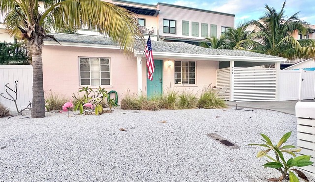 The Briny Bubble…Charming 2-bedroom cottage in Dunedin, steps to Main Street in Dunedin