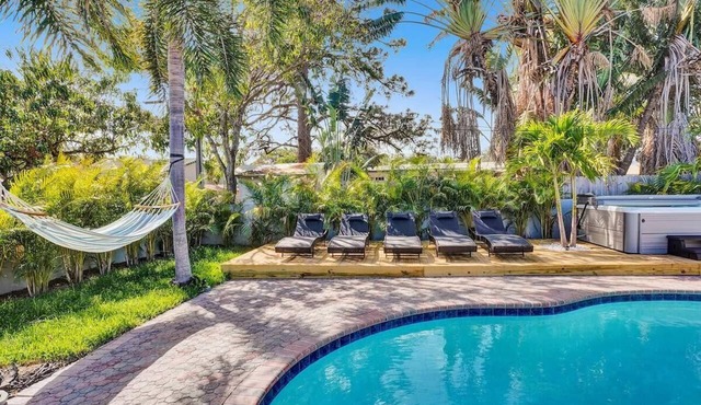 The Pompano Beach House 🏖️ Heated Pool & Spa | 1 Mile to Beach in Pompano beach