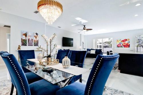 The Pool House - Private, Heated Pool in Elwood Park