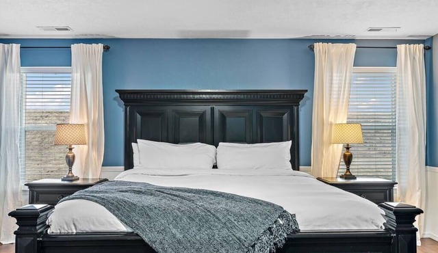 The Tangle by Host Boise - 4500sqft Boise Home| 9 Beds & Dual Master| 85" TV in Boise