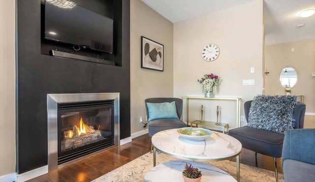 The Venti - 3BD 2BA Yard Garage & Upper Suite in Calgary