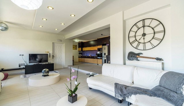 Thomis Beach Family Home, few steps from the sea!