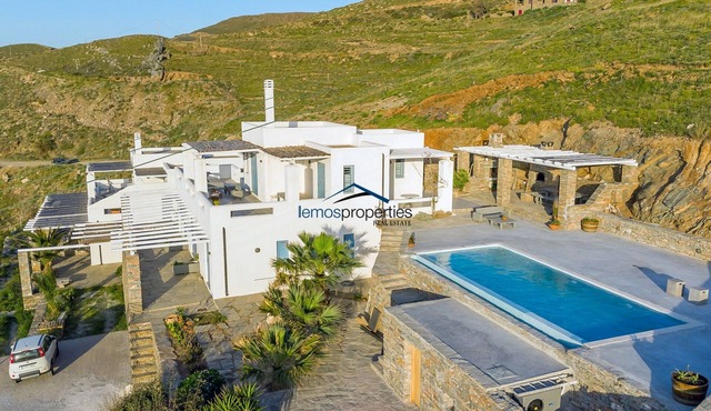 Traditional villa with a sea view and a swimming pool, ideal for large families