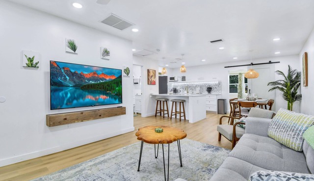 Tropical Paradise w/3 Pools & Only 13 Mins to Beach in Clearwater
