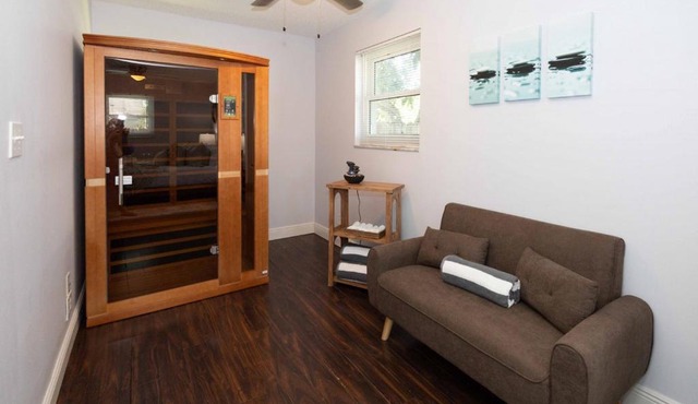 Tropical Spa Escape Sauna Pool Hot tub Firepit BBQ in Boynton Beach