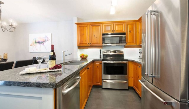 Upgraded Mountainside 3BR TH Ski-in, w/Private HT in Whistler