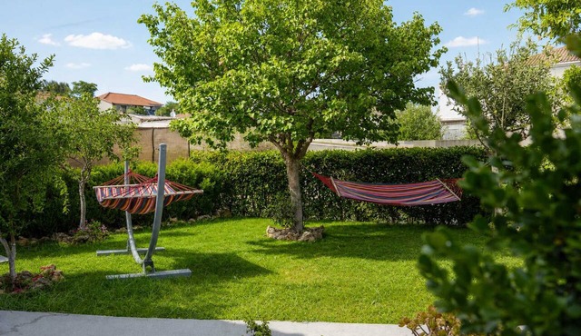 Valira Cozy Home w Rustic Charm & Private Garden