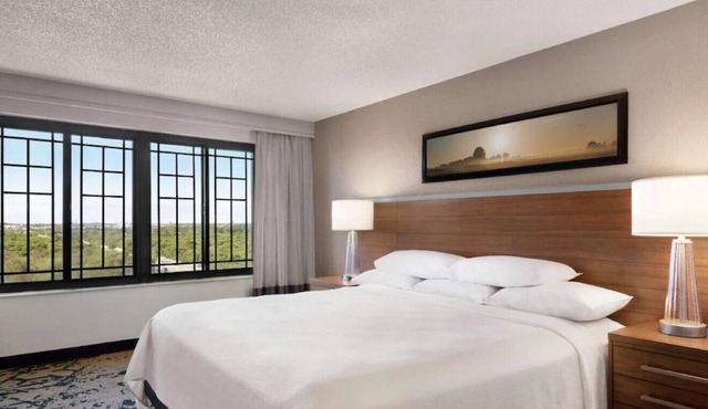 Vibrant & Tranquil King Suite! Pool, Bar, Gym in Grapevine