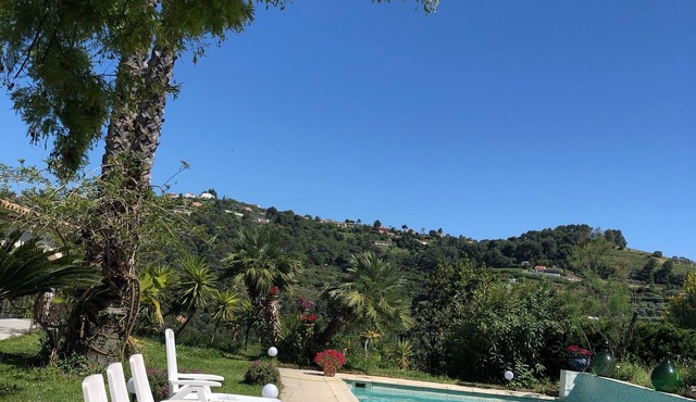 Villa bio climatique " dolce vita " piscine sur les hauteurs de Nice. in Nice