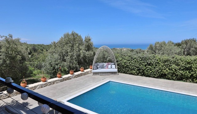 Villa Canella, Modern villa with private pool, 5 minutes from the beach