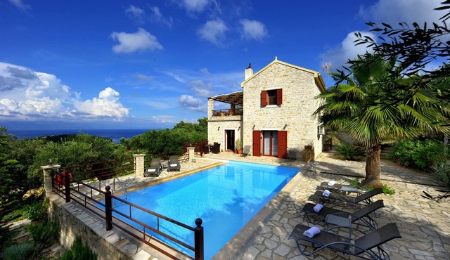 Villa Casa Bianca Orange Apartment with Sea View, Shared Pool & Wi-Fi